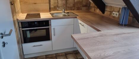 Geladeira, micro-ondas, fogão, talheres/pratos/utensílios de cozinha