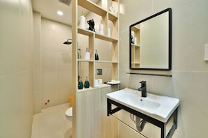 Vila, patio, pemandangan kebun | Kamar mandi | Shower, perlengkapan mandi gratis, pengering rambut, dan sandal