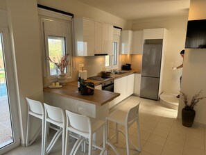 Fridge, oven, dishwasher, cookware/dishes/utensils - "Panor Villas" mit eigenem Pool by Interhome (Angeliana Kriti)
