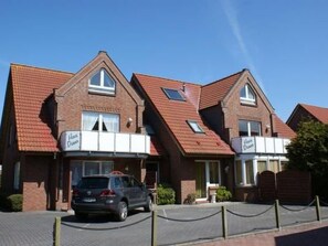 Exterior - Einladende Obergschosswohnung mit sonnigem Balkon by Interhome (Altfunnixsiel)