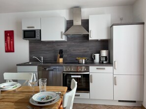 Kühlschrank, Mikrowelle, Ofen, Geschirrspüler