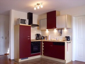 Kühlschrank, Mikrowelle, Ofen, Geschirrspüler