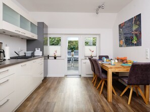 Fridge, microwave, oven, dishwasher - Appartement mit Garten, Grill und Terrasse by Interhome (Wiefelstede)