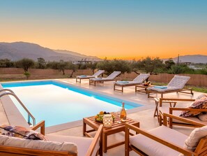 Pool - "Vegghera Villa" mit Bergblick by Interhome (Georgioupoli)