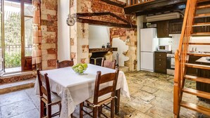 Kühlschrank, Mikrowelle, Ofen, Kochgeschirr/Geschirr/Besteck
