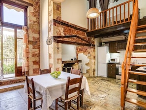 Fridge, microwave, oven, cookware/dishes/utensils - Venezianisches Haus by Interhome (Chania)