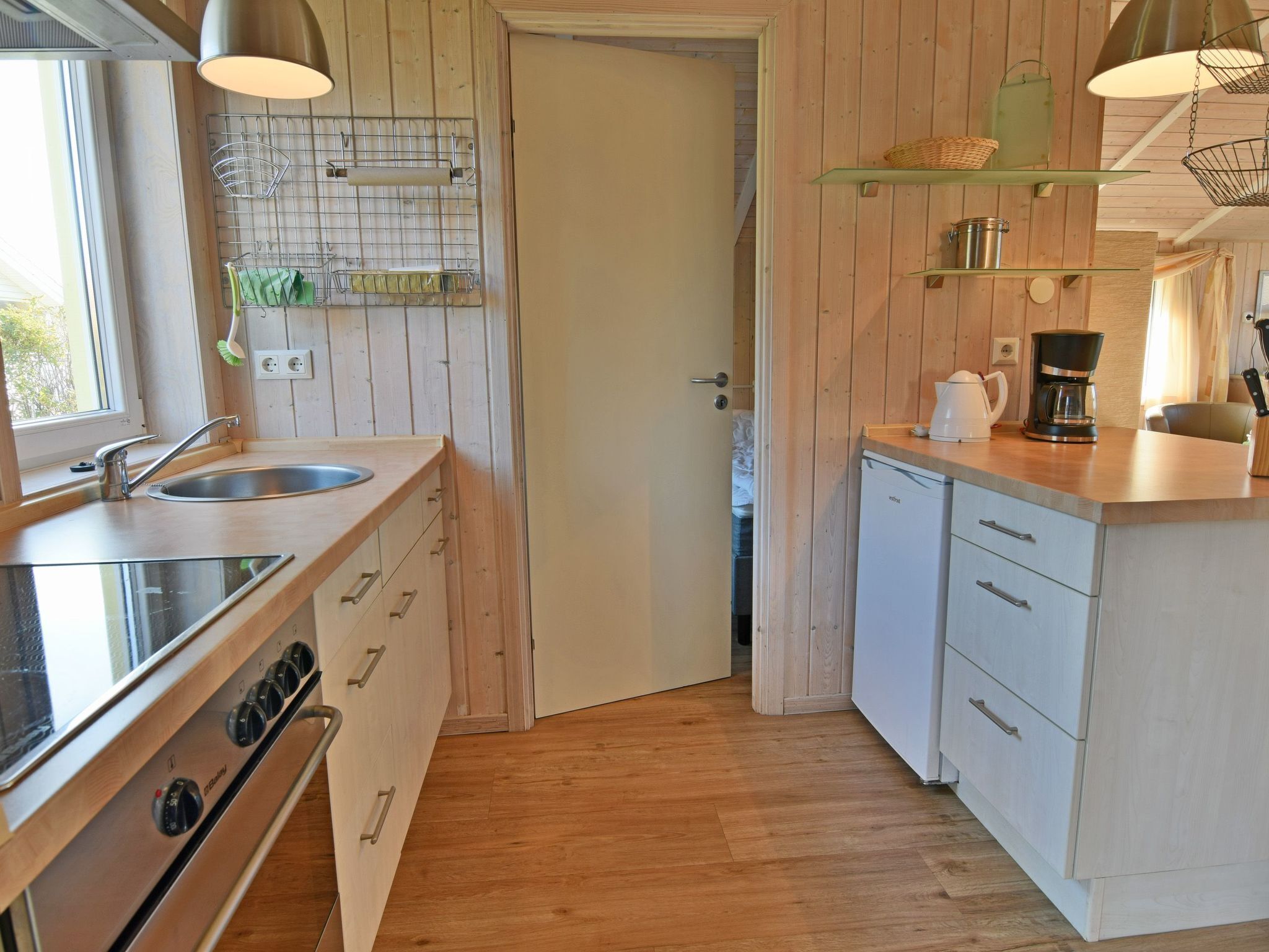 Réfrigérateur, four, batterie de cuisine, vaisselle et ustensiles