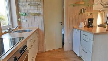 Réfrigérateur, four, batterie de cuisine, vaisselle et ustensiles