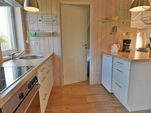 Frigorífico, horno y utensilios de cocina