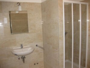 Bathroom - Hannabella mit gemeinschaftlichem Pool by Interhome (Zamardi)