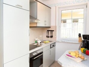 Kühlschrank, Ofen, Geschirrspüler, Kochgeschirr/Geschirr/Besteck