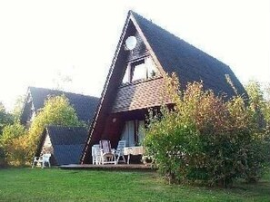 Exterior - Spitzdachferienhaus mit Schwedenofen und Garten by Interhome (Damp)