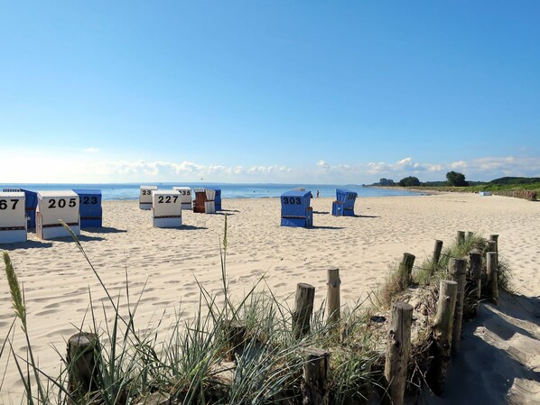 Beach - Spitzdachferienhaus mit Schwedenofen und Garten by Interhome (Damp)