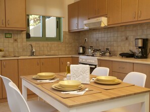 Kühlschrank, Kochgeschirr/Geschirr/Besteck