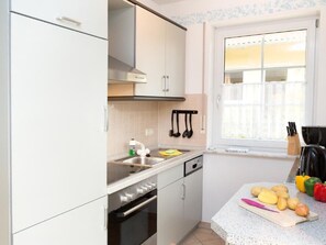 Refrigerador, horno, lavavajillas y utensilios de cocina 