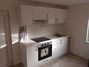 Kühlschrank, Mikrowelle, Ofen, Kochgeschirr/Geschirr/Besteck