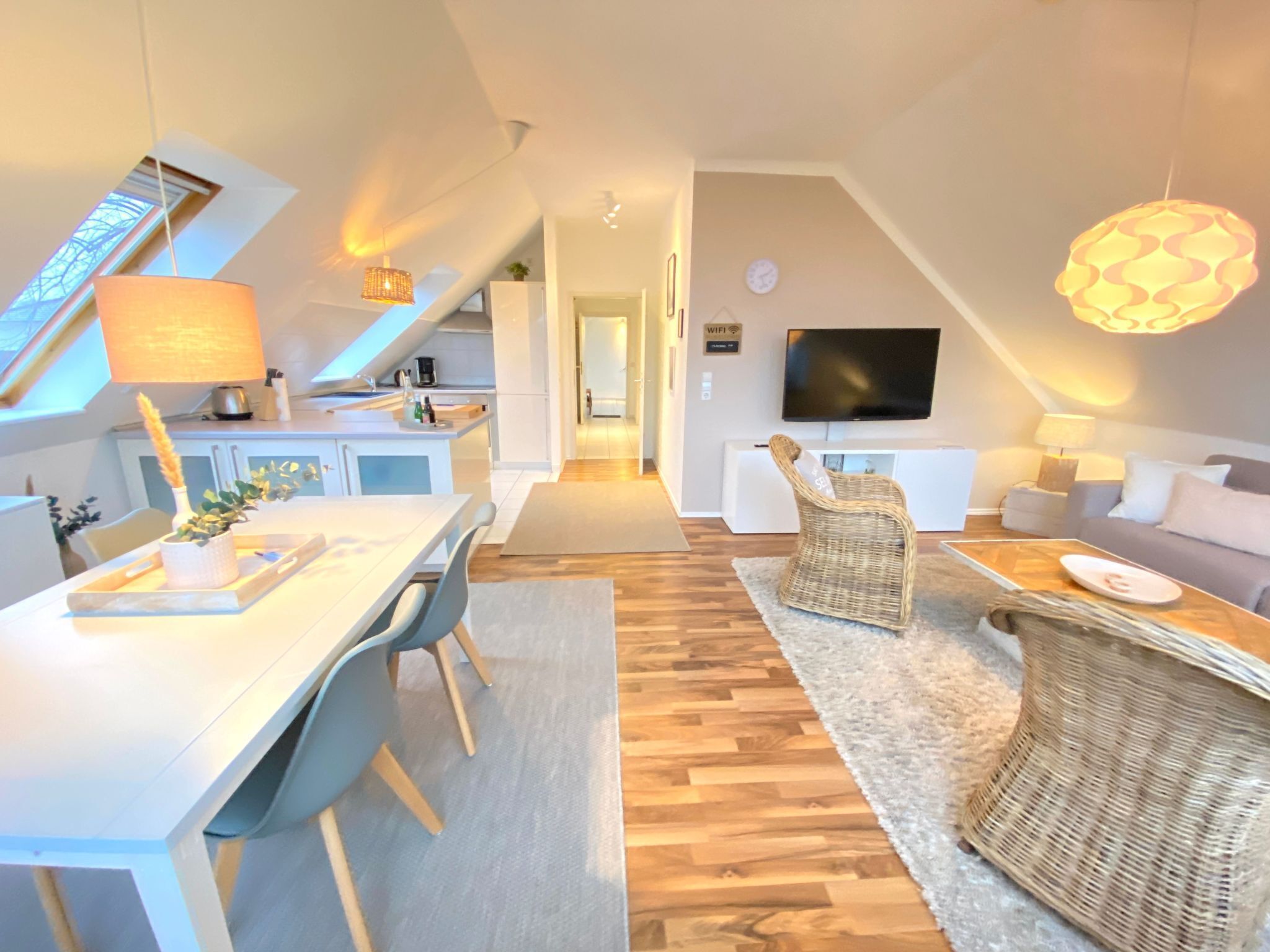 Eine moderne Wohnung mit Küche, Essbereich und Wohnzimmer.