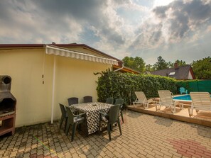 Outdoor dining - Privathaus mit Pool und Garten in Siofok by Interhome (Siofok)