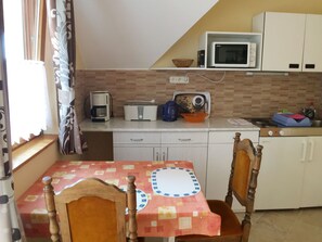 Fridge, microwave, cookware/dishes/utensils - Hevizquelle by Interhome (Heviz - Thermal)
