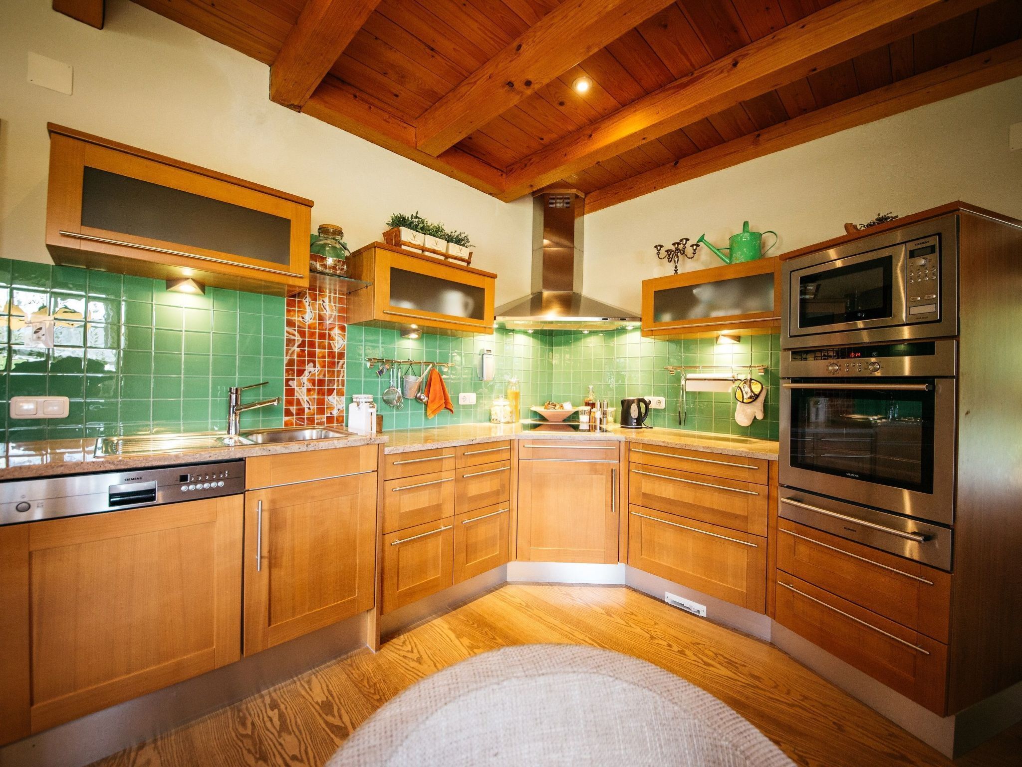 Réfrigérateur, four à micro-ondes, un four, lave-vaisselle