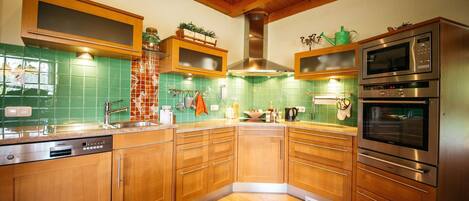 Réfrigérateur, four à micro-ondes, un four, lave-vaisselle