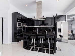 Refrigerador, microondas, horno y lavavajillas 