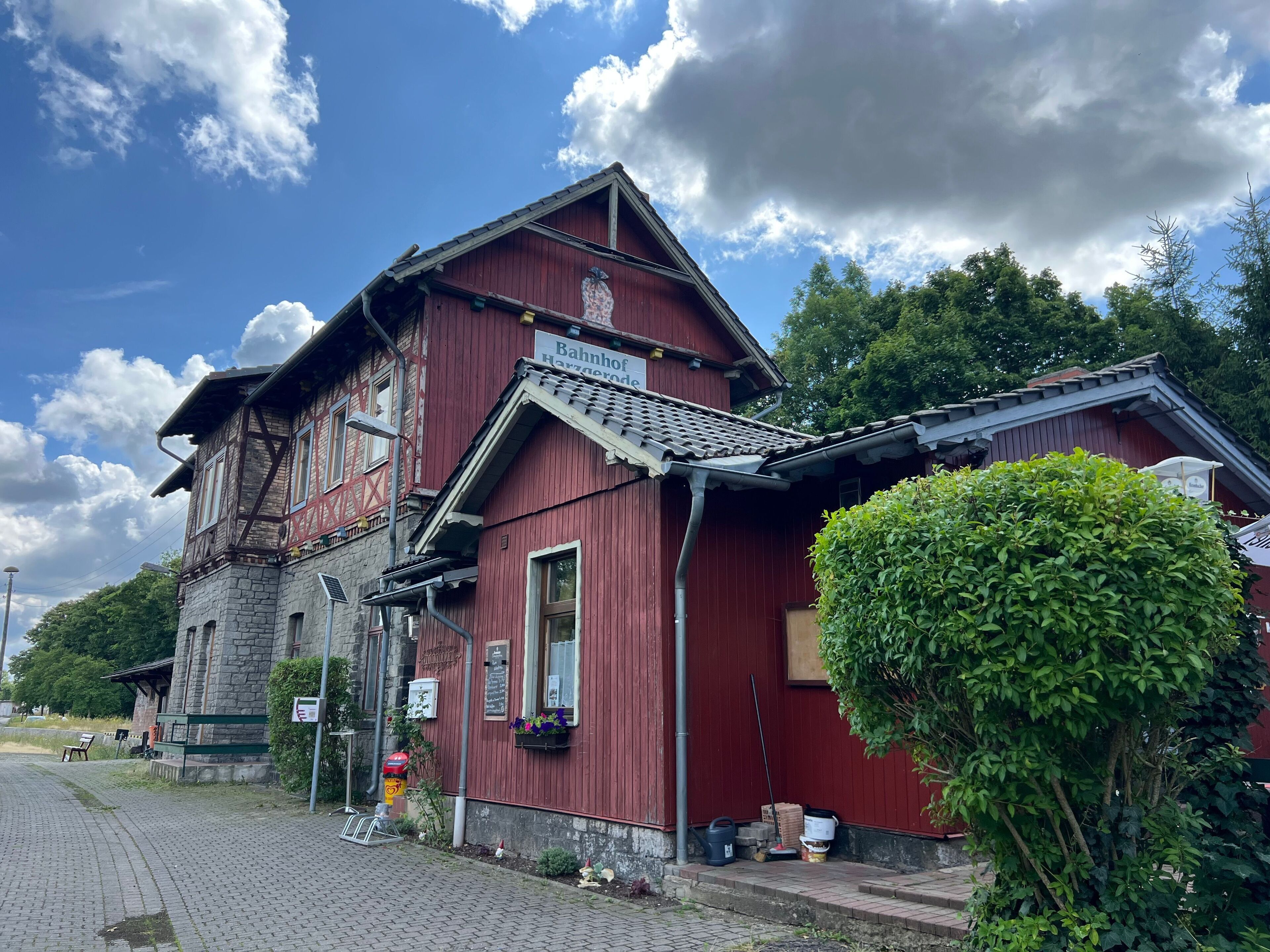Sicht auf den Bahnhof vom Gleis