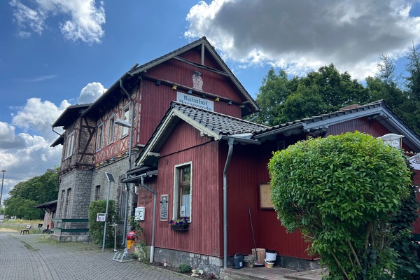 Sicht auf den Bahnhof vom Gleis