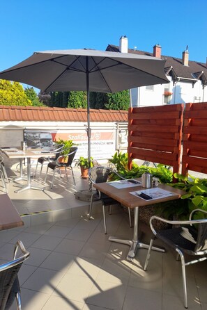 Outdoor dining - Apartement mit Balkon Nr.5 Ács Apartman Hévíz by Interhome (Heviz - Thermal)