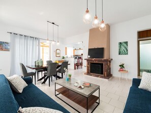 TV, fireplace, DVD player - Villa Perla am Strand mit Meerblick by Interhome (Gennadi)