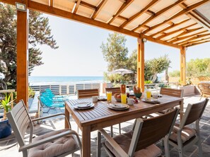 Outdoor dining - Villa Perla am Strand mit Meerblick by Interhome (Gennadi)