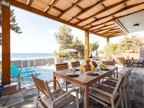 Outdoor dining - Villa Perla am Strand mit Meerblick by Interhome (Gennadi)