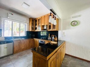Fridge, microwave, oven, dishwasher - in Roches Noires mit Großem Garten by Interhome (Cap Malheureux)
