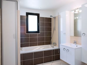 Bathroom - Wohnung mit Blick auf das Wasser by Interhome (Chorges)