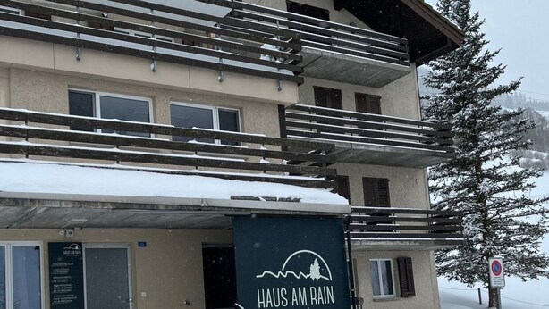 Monikerroksinen rakennus, jossa on kyltti, jossa lukee ”HAUS AM RAIN” ja ”St. Johann”.