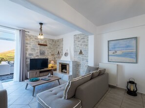 TV, fireplace - Villa Amphitrite auf der traumhaften Insel Paros by Interhome (Paros)