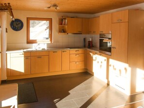 Fridge, oven, dishwasher, cookware/dishes/utensils - mit Bergblick by Interhome (Hasliberg)