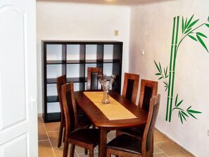 Dining - Moderne Ferienwohnung in Ujlipotvaros mit Garten by Interhome (Budapest)