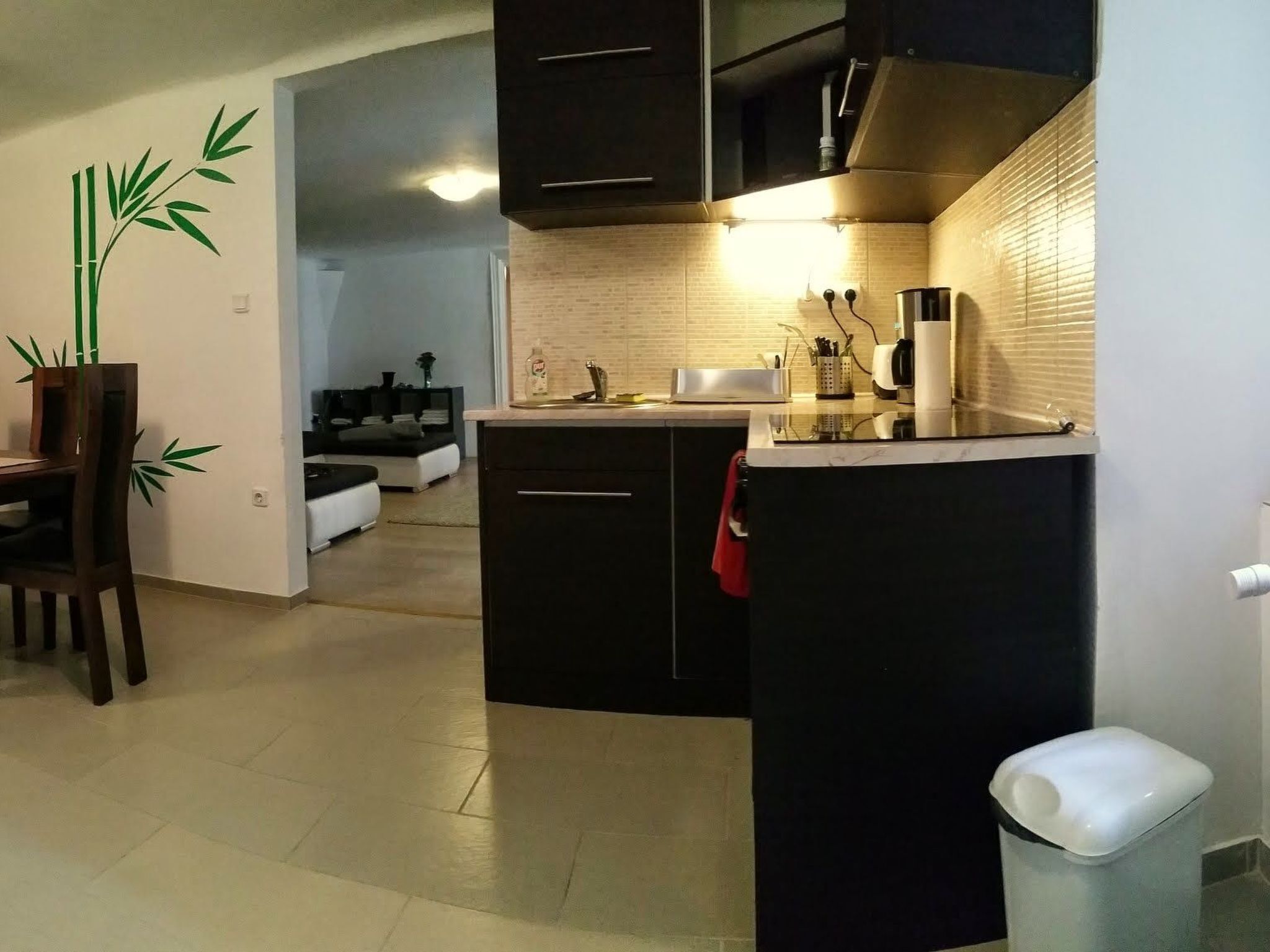 Refrigerador, microondas, horno y utensilios de cocina 