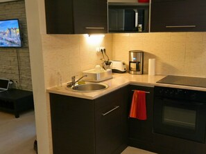 Fridge, microwave, oven, cookware/dishes/utensils - Moderne Ferienwohnung in Ujlipotvaros mit Garten by Interhome (Budapest)