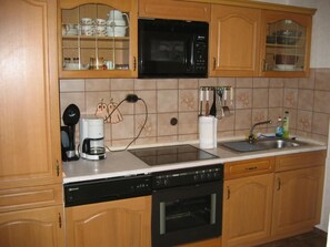 Kühlschrank, Mikrowelle, Ofen, Geschirrspüler