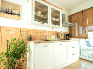 Refrigerador, lavavajillas y utensilios de cocina 