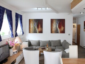 Interior - Vulkaneifel in Daun by Interhome (Daun)