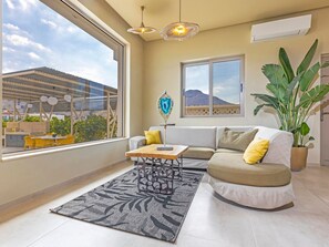 TV - Charmante Ferienvilla Gaia by Interhome (Archangelos)