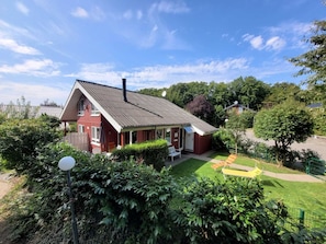 A red house with a sloped roof and a small porch. - Vacation home Merle by Interhome (Extertal)