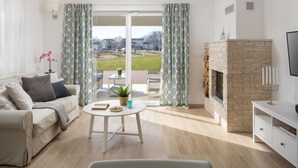 Ein modernes Wohnzimmer mit einer Couch, einem Couchtisch und einem Kamin.