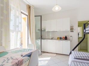 Fridge, microwave, oven, cookware/dishes/utensils - 5 Bnb delle Nazioni mit Parkplatz, 9min Flughafen Meer by Interhome (Bitonto)