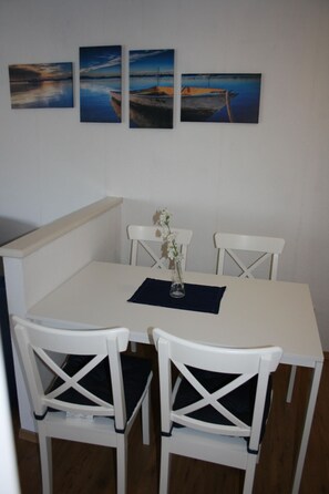 Dining - Komplett renovierte, helle Ferienwohnung by Interhome (Frielendorf)