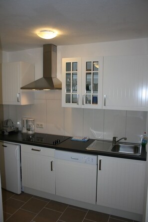 Fridge, microwave, dishwasher, cookware/dishes/utensils - Komplett renovierte, helle Ferienwohnung by Interhome (Frielendorf)