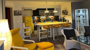 Un espacio habitable compacto con cocina, comedor y zona de estar.